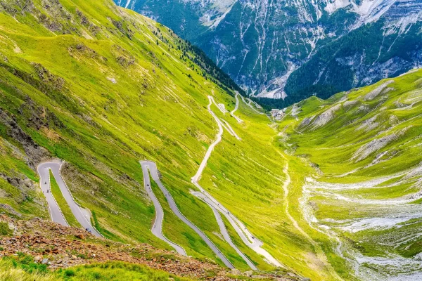 Strada tortuosa tra le montagne verdi dell'Alto Adige.